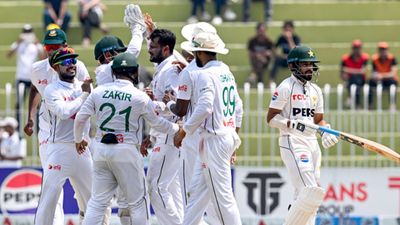 IND vs BAN : भारत के खिलाफ सीरीज से पहले बांग्लादेशी खिलाड़ी ने बरपाया कहर, एक मैच में 9 विकेट लेकर टीम इंडिया की बढ़ाई टेंशन! पाकिस्तान के खिलाफ टेस्ट मैच में विकेट लेने के बाद साथी खिलाड़ियों संग शाकिब अल हसन