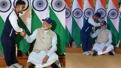 'इतना गुस्सा कैसे करते हो', पीएम नरेन्द्र मोदी ने वायरल सेलिब्रेशन को लेकर नवदीप सिंह से पूछा गजब का सवाल, गोल्ड मेडलिस्ट के लिए जमीन पर बैठ गए, Video पीएम मोदी को कैप पहनाते नवदीप सिंह