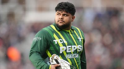 बेटे आजम का करियर बर्बाद होता देख पाकिस्तान के पूर्व कप्तान का दर्द आया बाहर, कहा - सिर्फ एक मैच के बाद उसे... पाकिस्तान के लिए एक मैच में आउट होने के बाद आजम खान