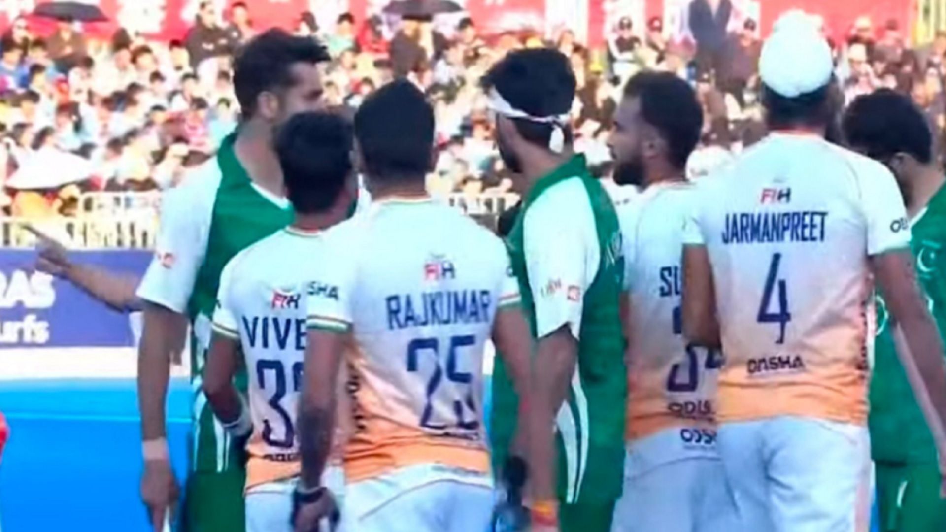 IND vs PAK: भारत की जीत से 10 मिनट पहले जमकर ड्रामा, बीच मैच हरमनप्रीत की टीम से लड़ने पर उतारू हुआ पाकिस्तान IND vs PAK: भारत की जीत से 10 मिनट पहले जमकर ड्रामा, बीच मैच हरमनप्रीत की टीम से लड़ने पर उतारू हुआ पाकिस्तान