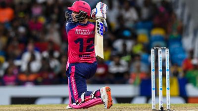 LSG के बैटर ने रॉयल्स के लिए ठोका तूफानी शतक, 9 छक्के से 115 रन उड़ाकर टीम को दिलाई विस्फोटक जीत CPL में मैच के दौरान शॉट खेलते क्विंटन डी कॉक