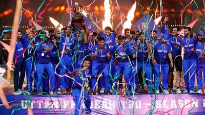 UP T20 League : CSK का खिलाफी फिफ्टी जड़कर भी नहीं बचा सका हार, कानपुर को 5 विकेट से हराकर रिंकू सिंह की टीम बनी चैंपियन  UP T20 League में जीत के बाद मेरठ मेवरिक्स (फोटो क्रेडिट - एक्स हैंडल @t20uttarpradesh)