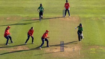 IREW vs ENGW: दो बॉल पर 2 रन के टारगेट वाले मैच में इंग्लैंड की गेंदबाज का दिमाग चकराया, आयरलैंड के खिलाफ इतिहास में पहली बार T20 मैच में मिली हार ओखिरी ओवर की 5वीं गेंद पर रन आउट की कोशिश करते इंग्लिश टीम