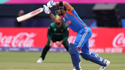 विराट कोहली के लिए पाकिस्तान में जबरदस्त दीवानगी, सरहद पार फैन ने भीड़ में दिखाई भारतीय बल्लेबाज की शान, सीना चौड़ा करने वाली फोटो वायरल टी20 वर्ल्ड कप 2024 के दौरान पाकिस्तान के खिलाफ विराट कोहली (File Photo-Getty)