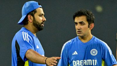 गौतम गंभीर और रोहित शर्मा के किए कराए पर फिरा पानी, बांग्लादेश को हराने के लिए जो प्लान बनाया था वो अब दुनिया के सामने आ गया! ट्रेनिंग में एक दूसरे से बात करते रोहित शर्मा और गौतम गंभीर