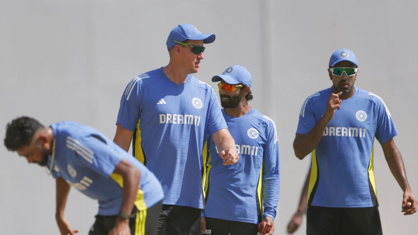 चेन्नई में टीम इंडिया के ट्रेनिंग सेशन में दिखा बेहद अजीब नजारा, गंभीर ने इस गेंदबाज से दम भर करवाई बल्लेबाजी चेन्नई में टीम इंडिया के ट्रेनिंग सेशन में दिखा बेहद अजीब नजारा, गंभीर ने इस गेंदबाज से दम भर करवाई बल्लेबाजी