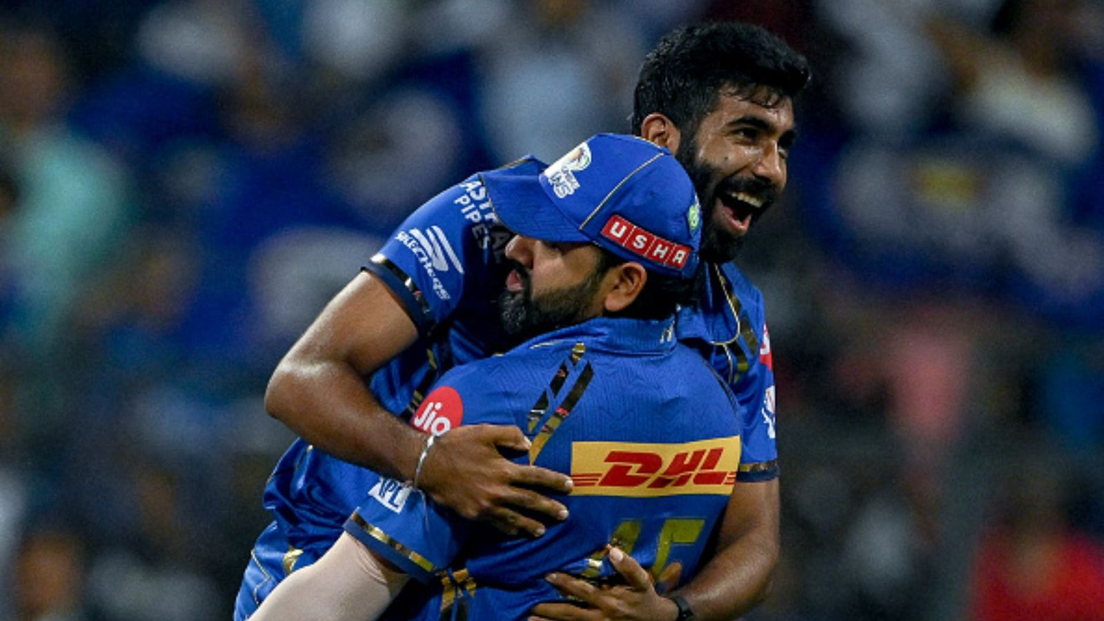 'ये कैसे डालते हो', बेहद छोटी टीम के गेंदबाज से जब बुमराह ने ली थी सलाह, रोहित नहीं समझ पा रहे थे एक भी गेंद 'ये कैसे डालते हो', बेहद छोटी टीम के गेंदबाज से जब बुमराह ने ली थी सलाह, रोहित नहीं समझ पा रहे थे एक भी गेंद