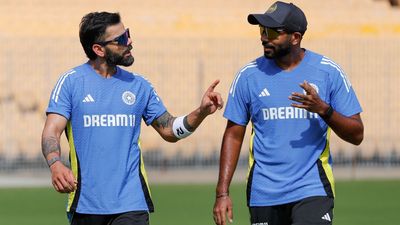 विराट कोहली को 6.5 फीट लंबे गेंदबाज ने किया तंग, जसप्रीत बुमराह ने भी पूर्व कप्तान के पैड्स पर मारी गेंद, बल्लेबाज ने दिया अजीब रिएक्शन ट्रेनिंग सेशन के दौरान एक दूसरे संग बात करते विराट कोहली और जसप्रीत बुमराह