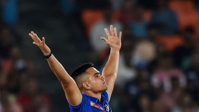 अर्जुन तेंदुलकर का गेंद से बवाल, इस टूर्नामेंट में 9 विकेट लेकर बल्लेबाजों के लिए बने काल, टीम भी जीती विकेट लेने के बाद जश्न मनाते अर्जुन तेंदुलकर