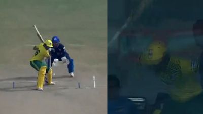 पाकिस्तानी बैटर तमतमाया! इमाम उल हक OUT होने के बाद हुए बेकाबू, पहले पटका बल्ला और फिर दे मारा...VIDEO वनडे कप में आउट होने के बाद फूटा इमाम उल हक़ का गुस्सा (फोटो क्रेडिट -सोशल मीडिया)