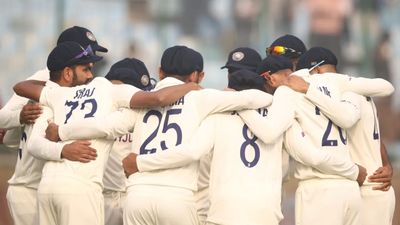 IND vs BAN : क्या बांग्लादेश की टीम भारत को टेस्ट सीरीज में हरा देगी? दिनेश कार्तिक का जवाब हुआ वायरल एक टेस्ट मैच के दौरान टीम इंडिया के खिलाड़ी