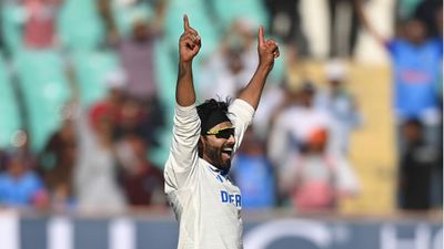 IND vs BAN : भारत-बांग्लादेश के बीच टेस्ट सीरीज में स्पेशल 'सिक्स' लगाते ही कपिल देव के क्लब में शामिल होंगे जडेजा, बस करना होगा ये काम भारत के लिए टेस्ट मैच में विकेट लेने के बाद रवींद्र जडेजा