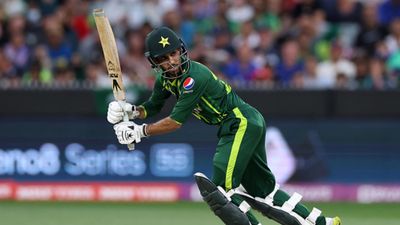 'खुशी है कि हम हार गए', पाकिस्तान के सीनियर खिलाड़ी ने 126 रन की शिकस्त के बाद दिया सनसनीखेज बयान, सोशल मीडिया पर मचा हंगामा पाकिस्तान के लिए एक मैच के दौरान शॉट खेलते मोहम्मद हारिस