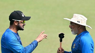 शाकिब अल हसन के संन्यास को लेकर बांग्लादेश के हेड कोच ने कर दिया बड़ा खुलासा, चेन्नई टेस्ट से पहले दिया धमाकेदार बयान एक दूसरे से बात करते शाकिब और चंडिका