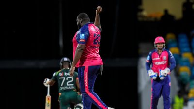 T20 : 140 किलो के वजनी खिलाड़ी ने 'पंजा' खोलकर विरोधी टीम को 110 पर समेटा, LSG बैटर ने 9 विकेट से रॉयल्स को दिलाई विस्फोटक जीत CPL में मैच के दौरान विकेट लेने के बाद रहकीम कॉर्नवाल