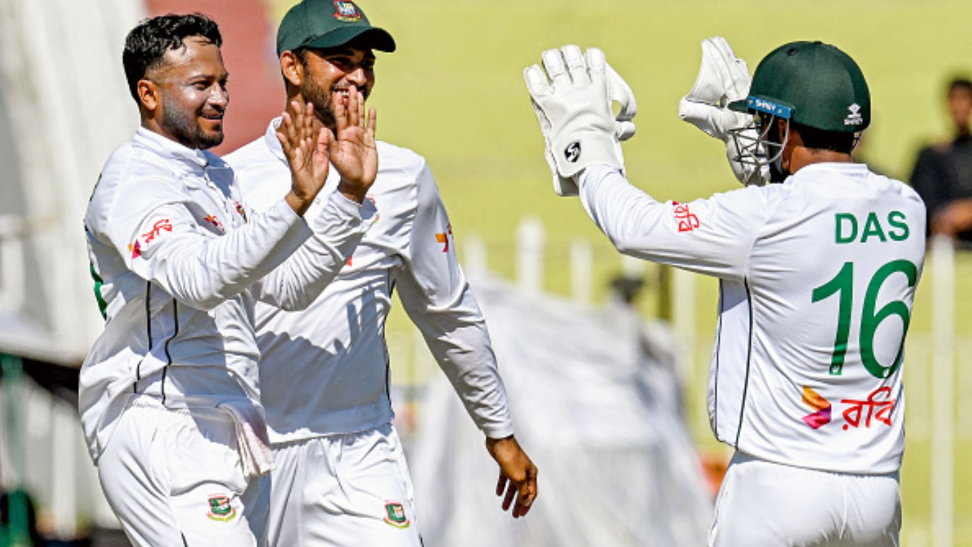 IND vs BAN: भारतीय बल्लेबाजों को सता रही है चिंता, बांग्लादेश के ये तीन खिलाड़ी कभी भी पलट सकते हैं खेल, जानें कैसा है इनका प्रदर्शन विकेट लेने के बाद साथी खिलाड़ी को ताली देते शाकिब अल हसन