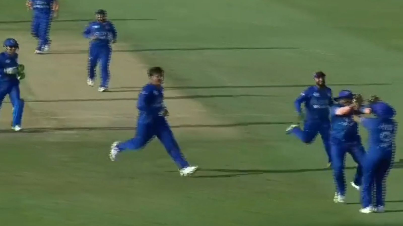 Video : जिस पर लगे बेईमानी के आरोप, उसी ने अजीब तरीके से किया रन आउट तो मचा हंगामा, साउथ अफ्रीका-अफगानिस्तान मैच में ये क्या हुआ ?  Video : जिस पर लगे बेईमानी के आरोप, उसी ने अजीब तरीके से किया रन आउट तो मचा हंगामा, साउथ अफ्रीका-अफगानिस्तान मैच में ये क्या हुआ ?