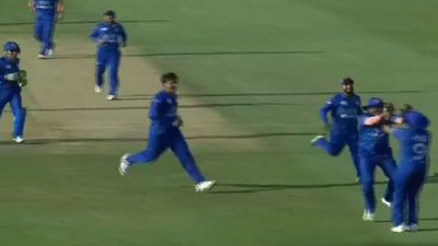 Video : जिस पर लगे बेईमानी के आरोप, उसी ने अजीब तरीके से किया रन आउट तो मचा हंगामा, साउथ अफ्रीका-अफगानिस्तान मैच में ये क्या हुआ ?  साउथ अफ्रीकी खिलाड़ी को रन आउट करने के बाद अफगानिस्तान के खिलाड़ी