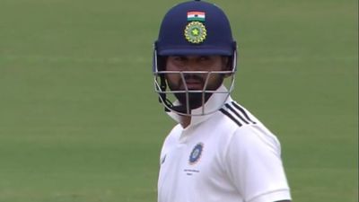 Shreyas Iyer को अब गौतम गंभीर भी नहीं बचा पाएंगे! लगातार दूसरी पारी में जीरो पर आउट, टेस्ट टीम का सपना खत्म! श्रेयस अय्यर दलीप ट्रॉफी में इंडिया डी के लिए खेल रहे हैं.