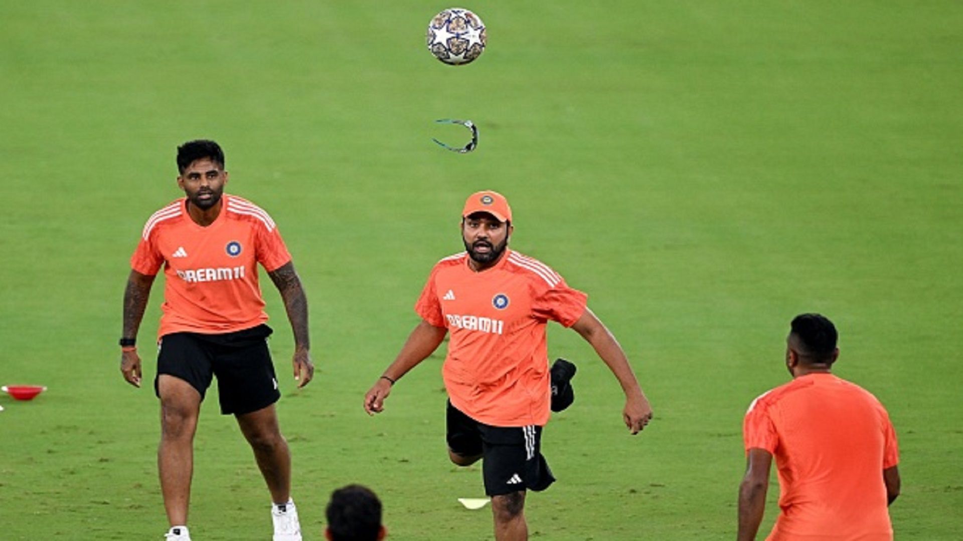 टीम इंडिया के कप्तान को लगा तगड़ा झटका, अपने ही साथी ने पिच पर कर दिया बंटाधार, जानिए क्या है पूरा माजरा