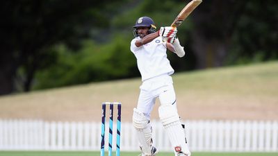 IND vs BAN सीरीज के बीच इस बल्लेबाज ने खटखटाया टीम इंडिया का दरवाजा, Duleep Trophy में ठोका लगातार दूसरा शतक अभिमन्यु ईश्वरन ने लगातार दूसरा शतक ठोका