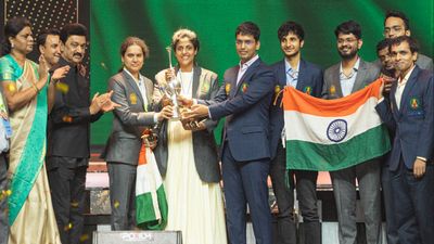 शर्मनाक! Chess Olympiad में दी जाने वाली ट्रॉफी गायब, चेन्नई के होटल में आखिरी बार दिखी, भारतीय चेस फेडरेशन ने पुलिस में दर्ज कराई शिकायत भारतीय दल चेस ओलिंपियाड 2022 में नोना गैप्रिंडाशविली कप के साथ (फाइल फोटो: FIDE)