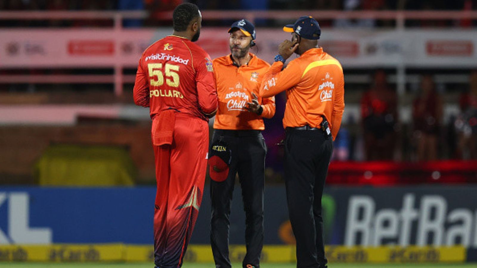 नॉट आउट, आउट, नॉट आउट...पाकिस्तानी खिलाड़ी को आउट देने पर 12 मिनट तक मैदान में अफरातफरी, अंपायर्स से जमकर तकरार, देखिए Video नॉट आउट, आउट, नॉट आउट...पाकिस्तानी खिलाड़ी को आउट देने पर 12 मिनट तक मैदान में अफरातफरी, अंपायर्स से जमकर तकरार, देखिए Video