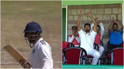 Duleep Trophy: शतक के करीब पहुंचे रिकी भुई तो श्रेयस अय्यर ने भी बल्ले से ठोके जरूरी रन, इंडिया डी ने हासिल की 311 रन की लीड रिकी भुई की पारी पर ताली पीटते श्रेयस अय्यर