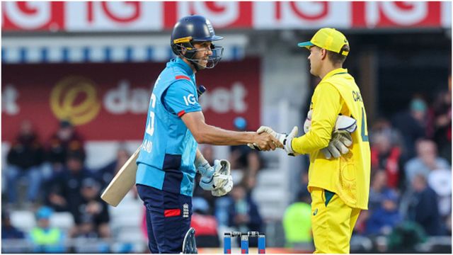 AUS vs ENG: एलेक्स कैरी के 74 रन तो मिचेल मार्श की कप्तानी पारी के दम पर ऑस्ट्रेलिया ने दूसरे वनडे में अंग्रेजों को किया 68 रन से चित जीत के बाद इंग्लिश खिलाड़ी से हाथ मिलाते एलेक्स कैरी