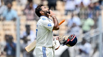 ‘सिर नीचे कर के खेलना’, ऋषभ पंत को वापसी से पहले क्यों मिली ऐसी सलाह, कोच ने अब किया खुलासा शतक का जश्न मनाते ऋषभ पंत