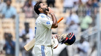 जीत के बाद ऋषभ पंत का दिल छू लेने वाला बयान, कहा- बल्लेबाजी के वक्त मैं इमोशनल हो गया था, मैदान के बाहर... शतक का जश्न मनाते ऋषभ पंत