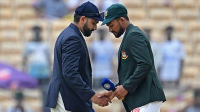 बांग्लादेशी कप्तान नजमुल शांतो ने करारी हार के बाद रोहित शर्मा को दे दी चेतावनी, कहा- कानपुर में हमारे बल्लेबाज... रोहित शर्मा (बाएं) और नजमुल हुसैन शांतो (दाएं)