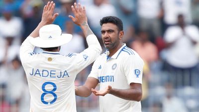 IND vs BAN : रवींद्र जडेजा चेन्नई टेस्ट में 'तिहरे शतक' से चूके, रविचंद्रन अश्विन ने साथ दिया होता तो... रवींद्र जडेजा के साथ विकेट का जश्न मनाते आर अश्विन