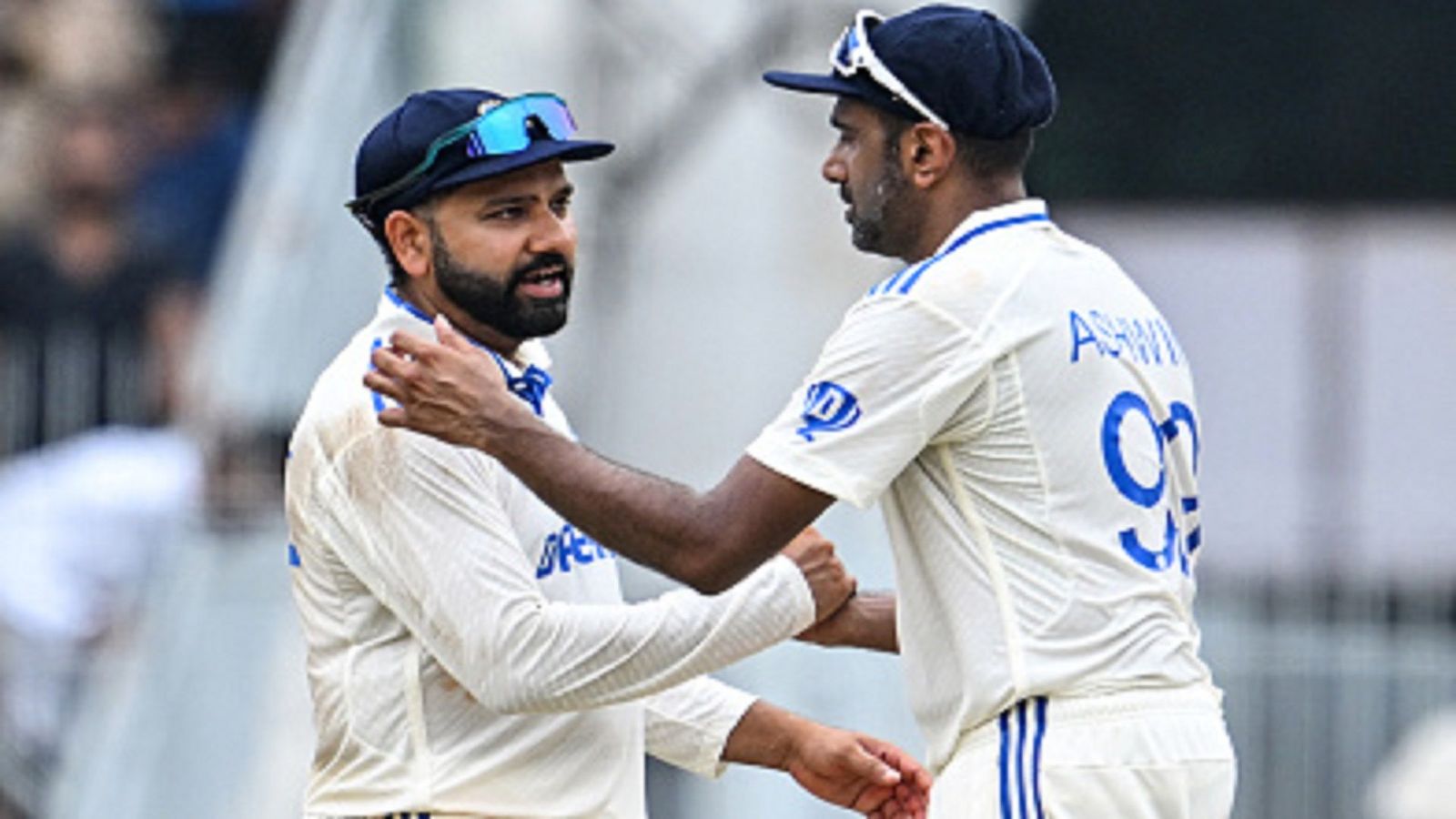 रोहित शर्मा ने जीत के बाद चेन्नई की पिच पर ये क्या बोल दिया, क्यूरेटर हर हाल में याद रखेगा भारतीय कप्तान का ये कमेंट रोहित शर्मा ने जीत के बाद चेन्नई की पिच पर ये क्या बोल दिया, क्यूरेटर हर हाल में याद रखेगा भारतीय कप्तान का ये कमेंट