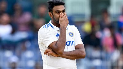 IND vs BAN: 'मुझे धक्के मारकर बाहर निकाल देते थे वो', भारत को जीत दिलाने के बाद अश्विन का चौंकाने वाला खुलासा, जानें किसे लेकर कहा ऐसा मैच के दौरान उदास दिखते आर अश्विन