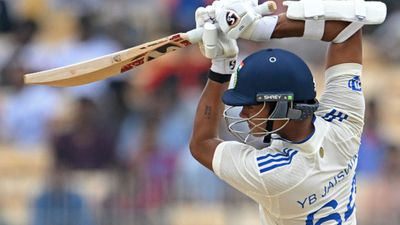 IND vs BAN: यशस्वी जायसवाल को दूसरे टेस्ट में ठोकने हैं सिर्फ 8 छक्के, ऐसा करने वाले बन जाएंगे दुनिया के पहले बल्लेबाज मैच के दौरान शॉट खेलते यशस्वी जायसवाल