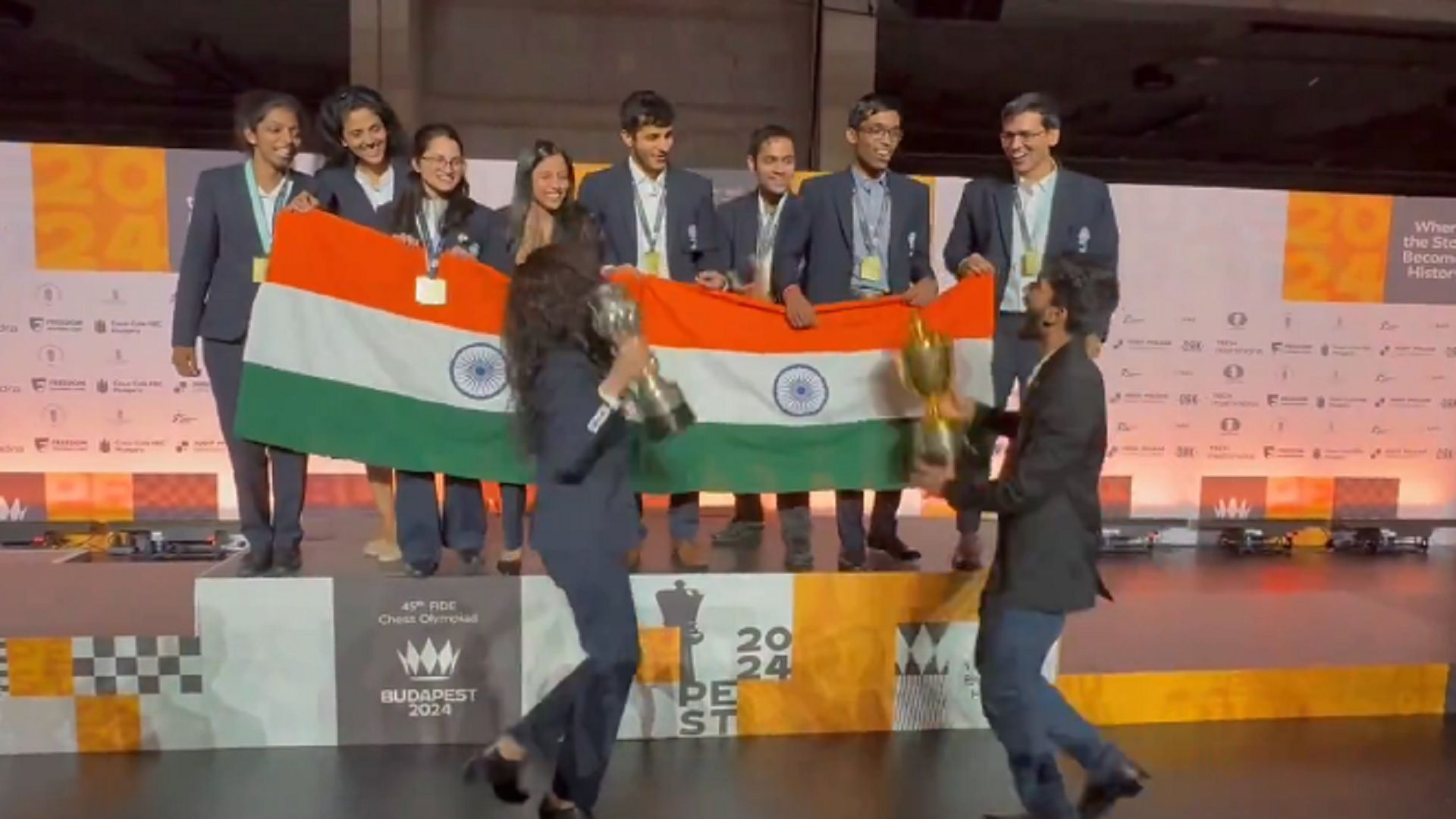 Chess Olympiad में छाया रोहित शर्मा का फेमस वॉक, ऐतिहासिक डबल गोल्‍ड जीतने के बाद भारतीय टीम का गजब का जश्‍न, Video