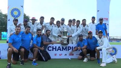 Duleep Trophy Prize Money: मयंक अग्रवाल की इंडिया ए को चमचमाती ट्रॉफी के साथ कितनी मिली इनामी राशि? ट्रॉफी के साथ इंडिया ए की टीम
