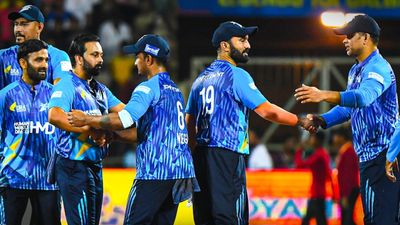 LLC 2024: शिखर धवन ने ठोकी फिफ्टी फिर भी टीम को मिली 26 रन से हार, दिनेश कार्तिक की सेना ने श्रीलंकाई सूरमा और धोनी के चहेते के दम पर मारी बाजी दिनेश कार्तिक की कप्तानी वाली सदर्न सुपरस्टार्स की टीम ने गुजरात जायंट्स को हराया.