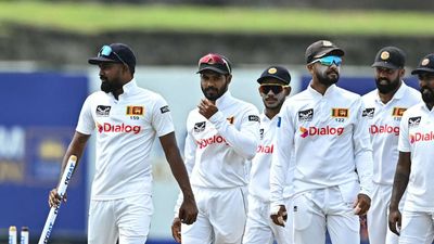 SL vs NZ: श्रीलंका को जोर का झटका, इंग्लैंड में जिताने वाला सूरमा बाहर, इस अनजाने स्पिनर को किया गया शामिल श्रीलंका धनंजय डिसिल्वा की कप्तानी में टेस्ट खेल रहा है.