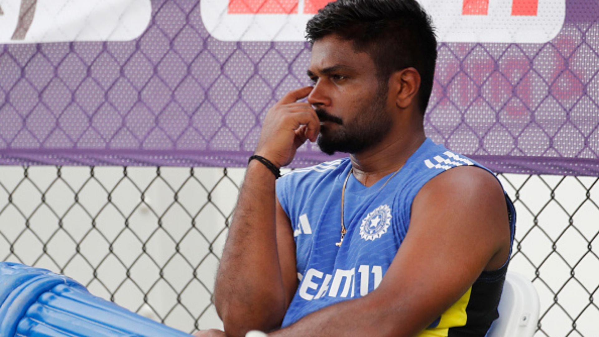 डगआउट में बैठे संजू सैमसन