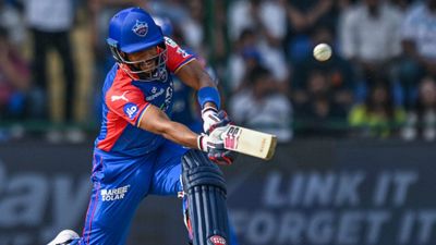 ऋषभ पंत के साथी ने 5 चौके और 5 छक्के से कूटे 71 रन, रॉयल्स की टीम को 47 रनों से चखाया हार का स्वाद आईपीएल में एक मैच के दौरान शॉट खेलते शाई हॉप