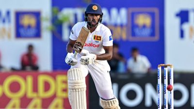 श्रीलंका के बल्लेबाज कामिंदु मेंडिस ने रचा इतिहास, ऐसा करने वाले बने दुनिया के पहले बल्लेबाज, सुनील गावस्कर भी छूटे पीछे मैच के दौरान शॉट खेलते कामिंदु मेंडिस