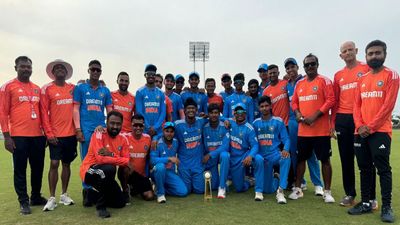 हार्दिक के ऑलराउंड प्रदर्शन के दम पर टीम इंडिया ने तीसरा वनडे जीत लगाई हैट्रिक, दो खिलाड़ियों के तूफानी शतक के बावजूद ऑस्ट्रेलिया का हुआ सूपड़ा साफ ट्रॉफी के साथ भारतीय टीम