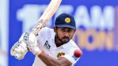 SL vs NZ: श्रीलंकाई बल्लेबाज ने टेस्ट क्रिकेट में उड़ाया गर्दा, सबसे तेज 1000 रन बनाने का 75 साल का रिकॉर्ड तोड़ा, जायसवाल को पछाड़ा कामिंडु मेंडिस श्रीलंका के बल्लेबाज हैं.