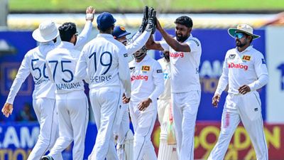 SL vs NZ : श्रीलंका के 602 रनों के विशाल स्कोर के आगे सिर्फ 88 रन में सिमटी न्यूजीलैंड, गॉल के मैदान में कीवी टीम के साथ पहली बार हुआ ऐसा  SL vs NZ टेस्ट मैच में विकेट लेने के बाद प्रभात जयसूर्या