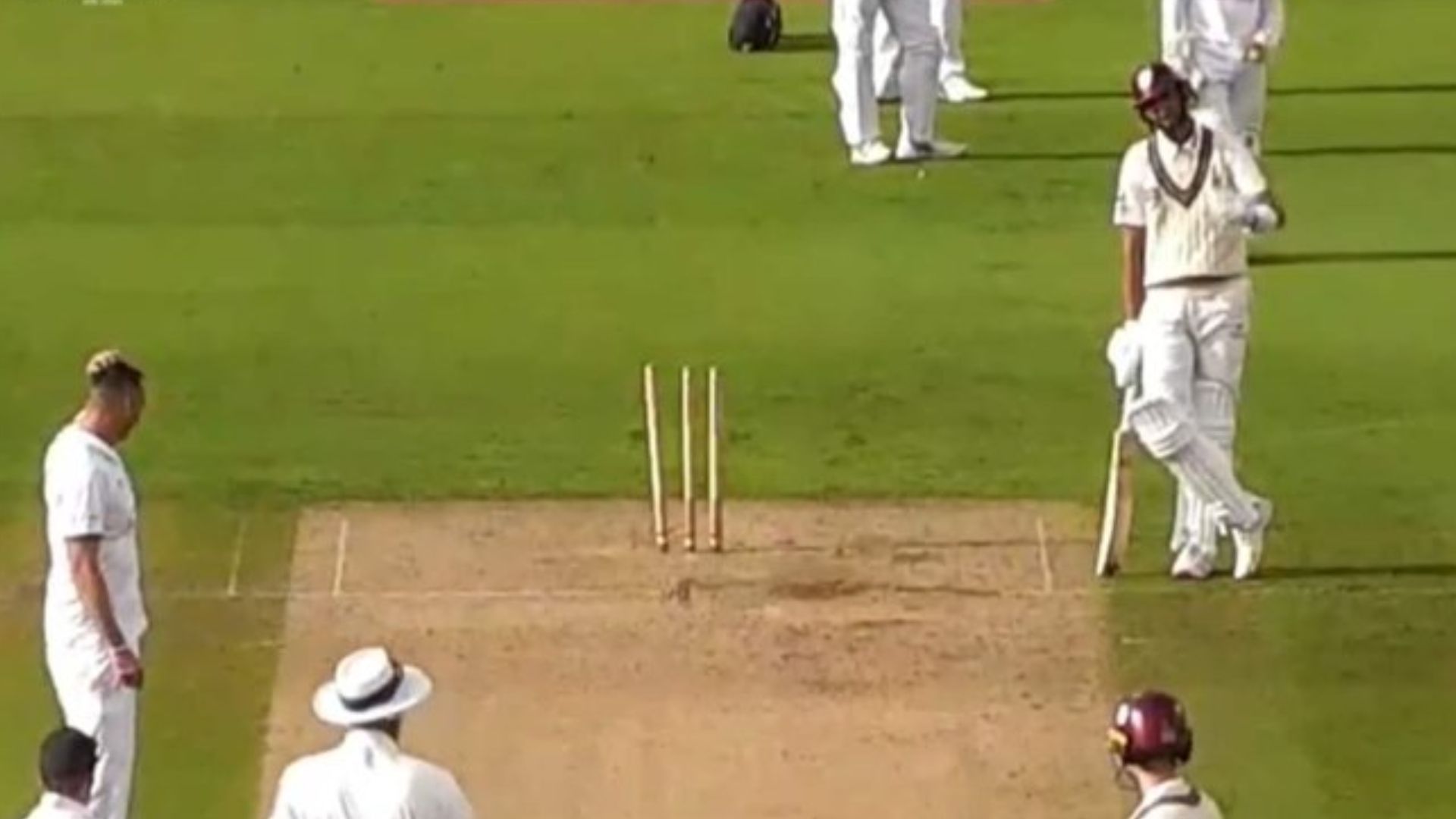 Video: गेंदबाज के तौलिए ने बल्लेबाज को आउट होने से बचाया, देखिए क्रिकेट के मैदान का अनोखा वीडियो Video: गेंदबाज के तौलिए ने बल्लेबाज को आउट होने से बचाया, देखिए क्रिकेट के मैदान का अनोखा वीडियो