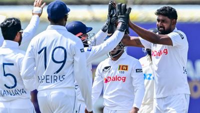 SL vs NZ: श्रीलंकाई स्पिनर्स के आगे न्यूजीलैंड चकरघिन्नी, एक दिन में गंवाए 13 विकेट, पारी से हार की कगार पर कीवी टीम प्रबाथ जयसूर्या ने न्यूजीलैंड की पहली पारी में 6 विकेट लिए.