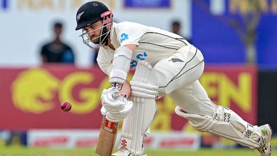 SL vs NZ: केन विलियमसन चार घंटे में दो बार आउट, सुबह 10.25 से लेकर दोपहर 2.15 बजे के बीच जानें क्या हुआ श्रीलंका के खिलाफ दूसरे टेस्ट में शॉट खेलते केन विलियमसन