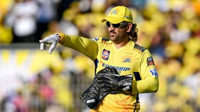 IPL 2025, MS Dhoni Salary : महेंद्र सिंह धोनी को तगड़ा झटका, BCCI के इस नियम से उनको लगभग 8 करोड़ का नुकसान, जानिए अब कितनी मिलेगी रकम IPL के दौरान एमएस धोनी